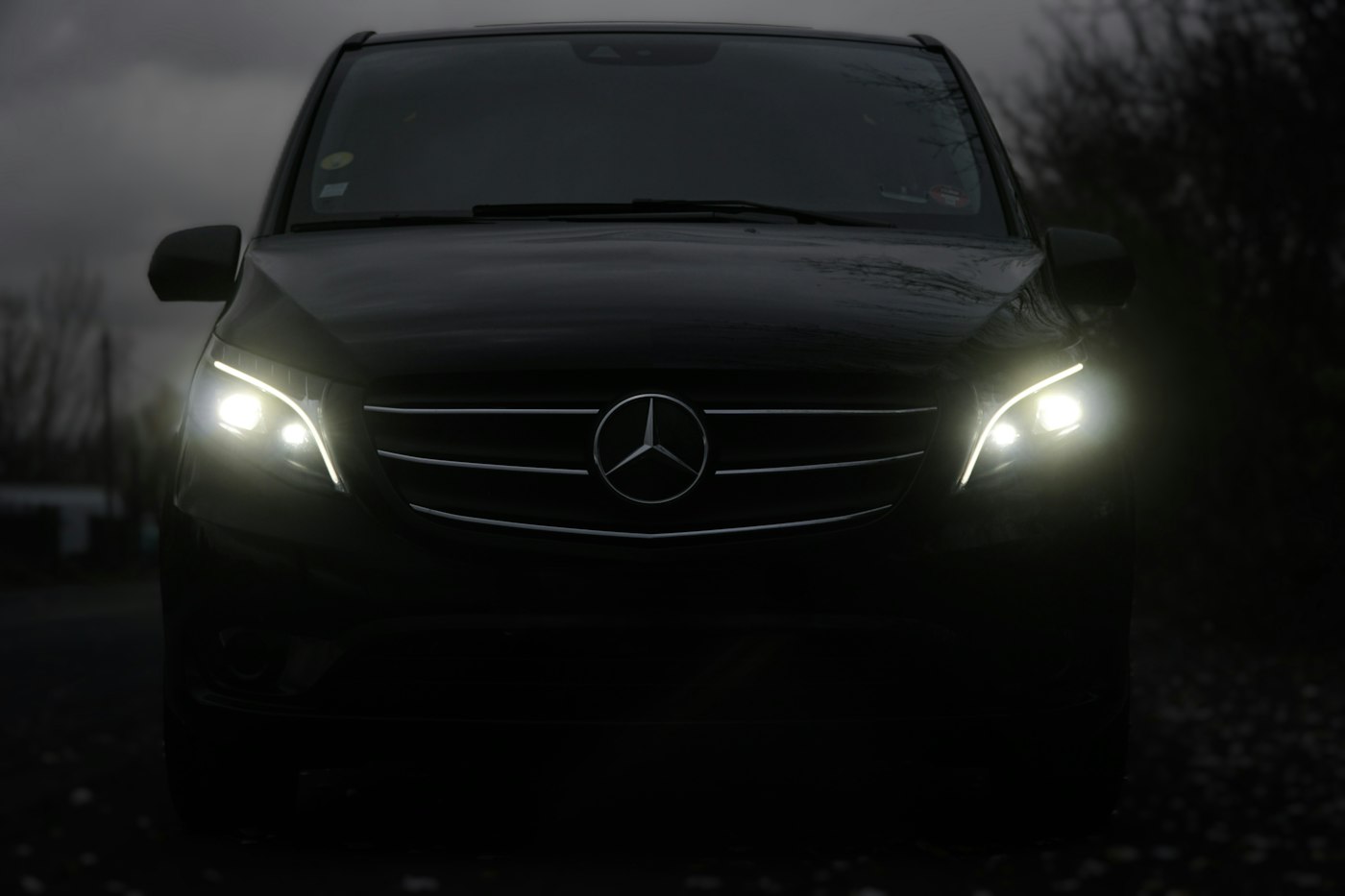 Van Mercedes-Benz noir, phares allumés