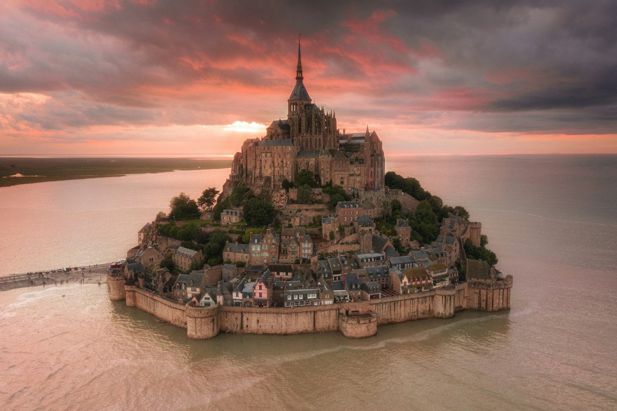 Le Mont-Saint-Michel au coucher du soleil