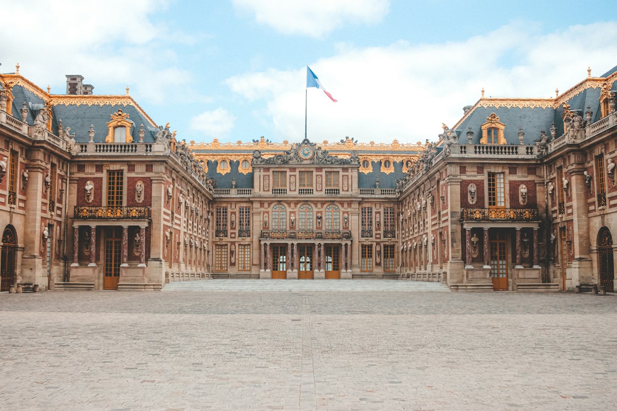 Façade dorée du château de Versailles